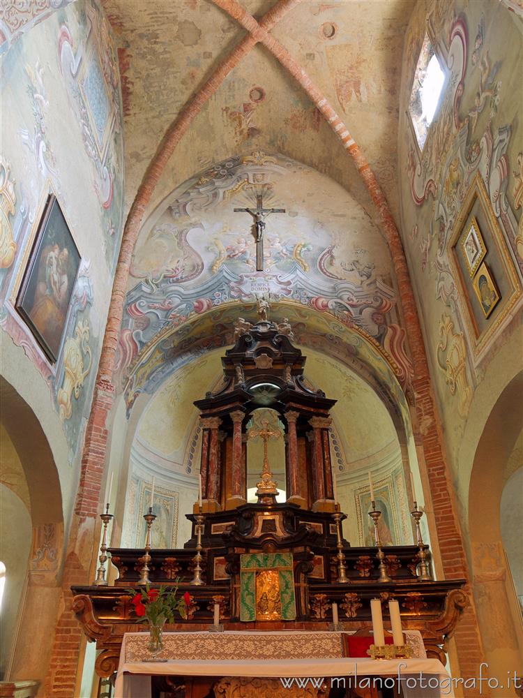 Badia di Dulzago (Novara, Italy) - Altar of the Church of San Giulio of the Badia of Dulzago